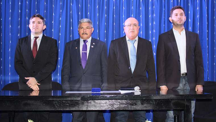 Câmara de Parnaíba homenageia Carlos Alberto Ferraz com Título de Cidadania e Medalha