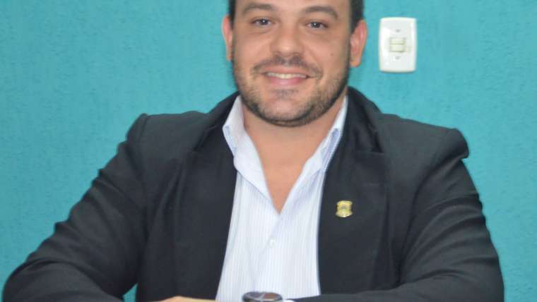 Vereador André Neves pede recuperação da pavimentação e iluminação pública de ruas em Parnaíba