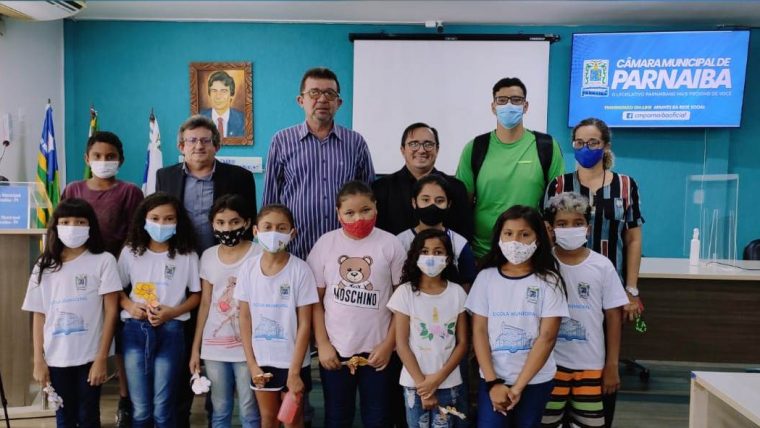 Crianças da E.M Professor João Campos realizam aula extracurricular na Câmara de Parnaíba