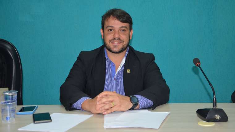 André Neves pede sinalização de trânsito para evitar acidentes próximo de escola e em cruzamento de avenidas