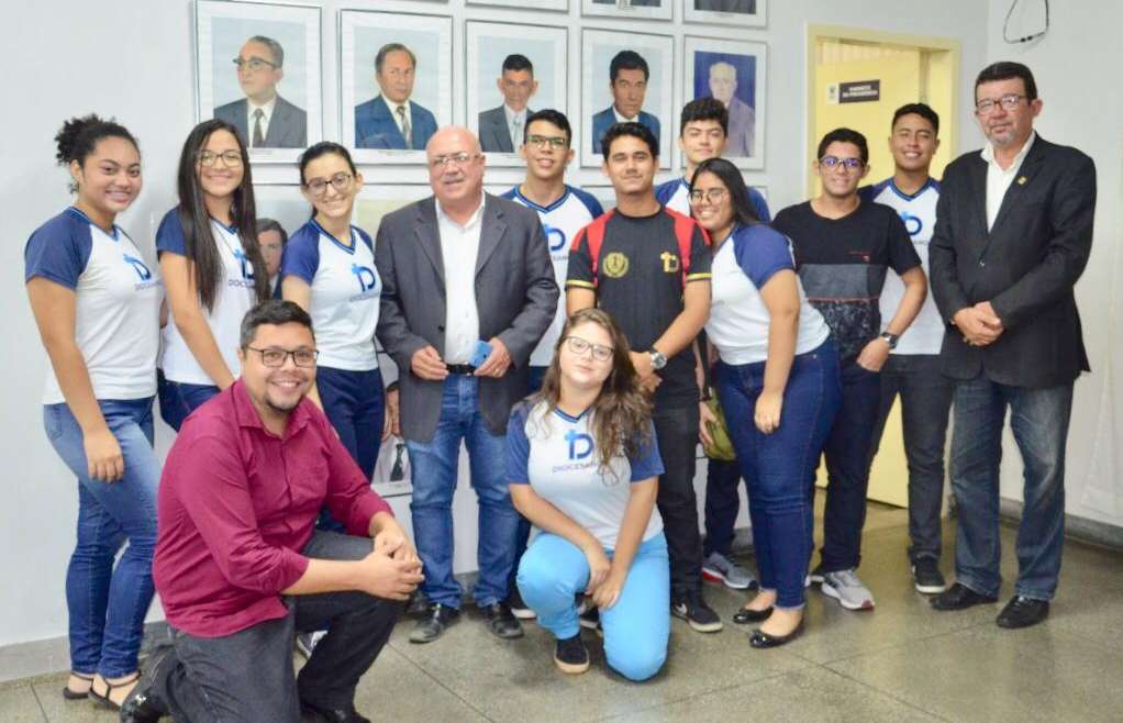 Alunos do ensino médio visitam Câmara Municipal durante sessão ordinária