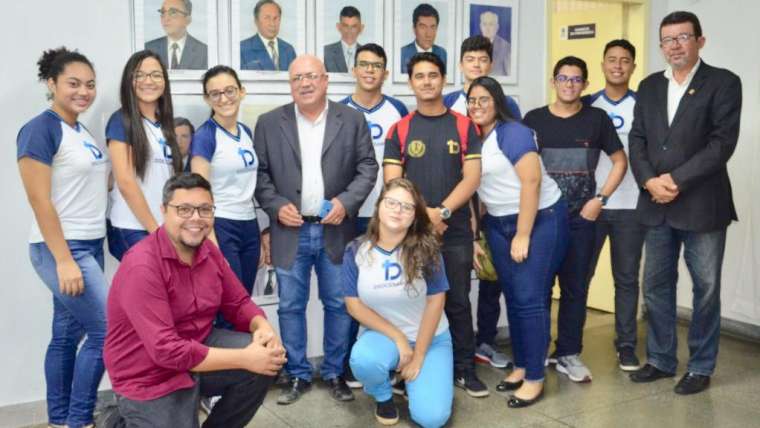 Alunos do ensino médio visitam Câmara Municipal durante sessão ordinária