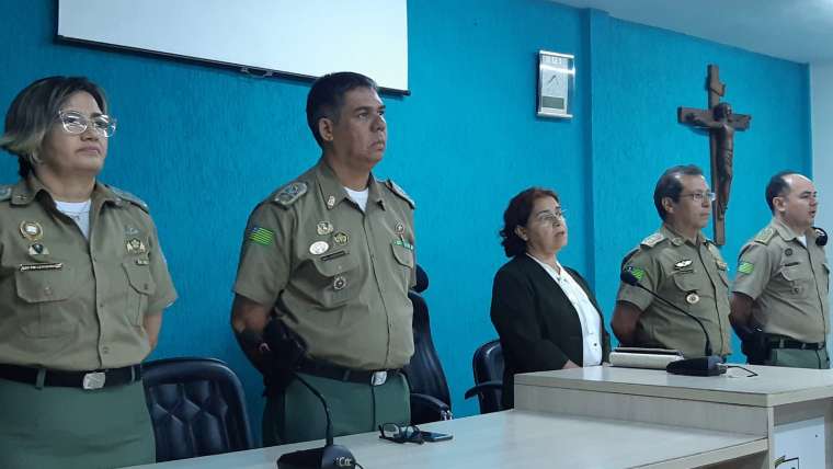 Vereadora Fátima Carmino faz entrega de medalhas ao GAECIM