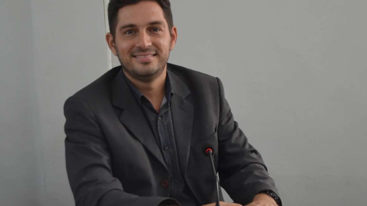 Ricardo Veras solicita a troca de abrigos para passageiros nas paradas do transporte público
