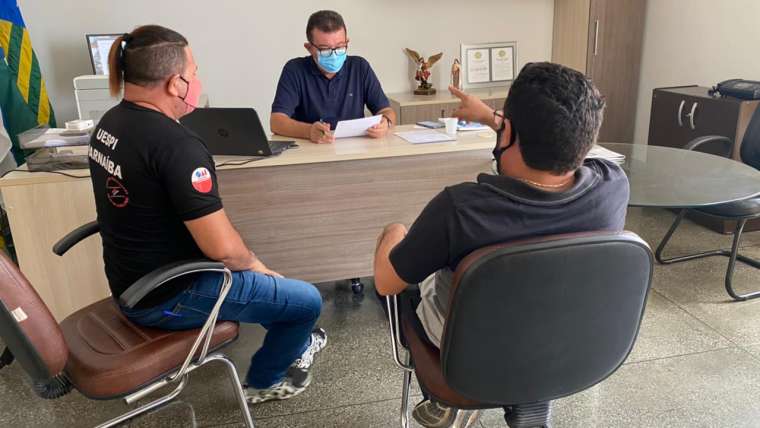 Presidente da Câmara recebe vereador o AssisCar e alguns músicos no seu gabinete