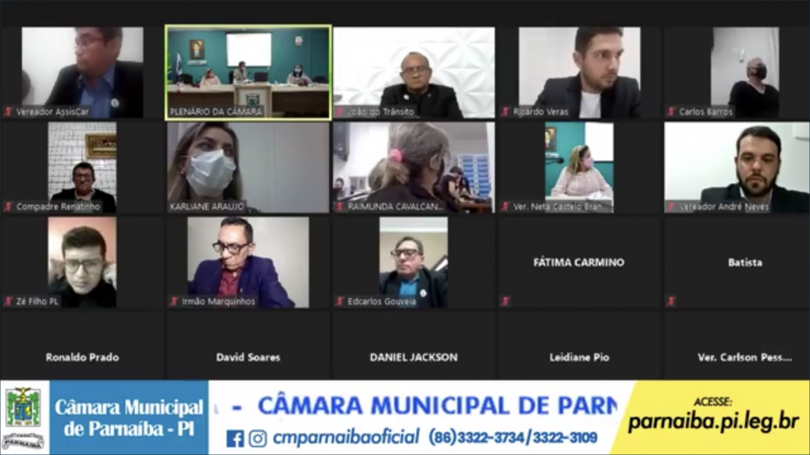 Secretária Leidiane Pio esclarece questionamentos dos vereadores durante sessão