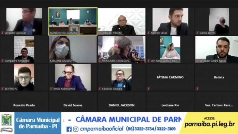 Secretária Leidiane Pio esclarece questionamentos dos vereadores durante sessão