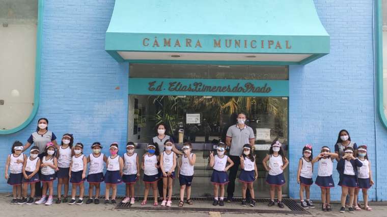 Alunos da Escola Primeira Classe visitam o Legislativo Parnaibano