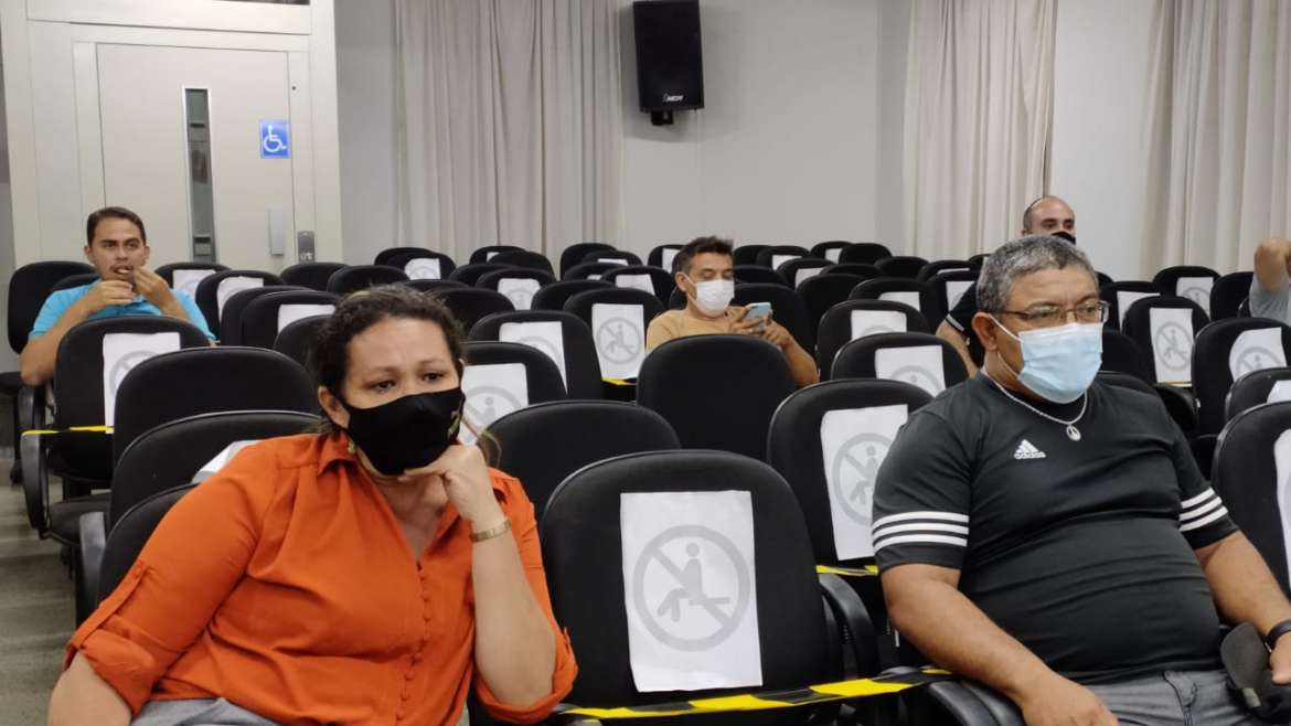 Na sessão desta segunda (13), parlamentares aprovam diversos requerimentos e PLs