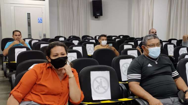 Na sessão desta segunda (13), parlamentares aprovam diversos requerimentos e PLs