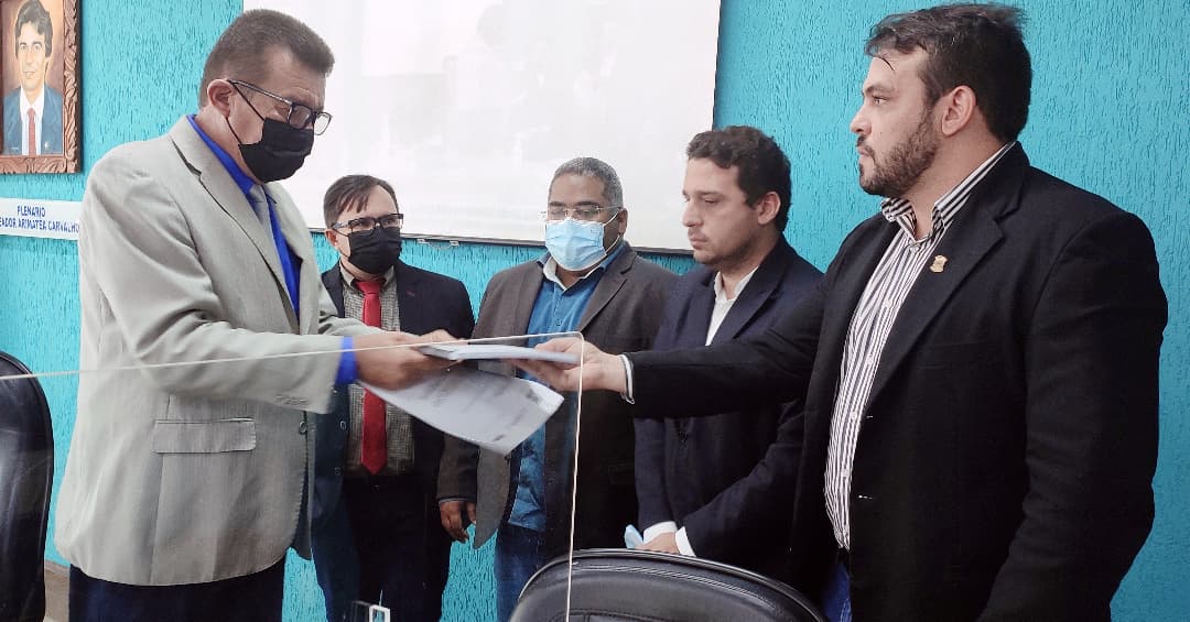 Comissão Revisora entrega anteprojeto do novo Regimento Interno
