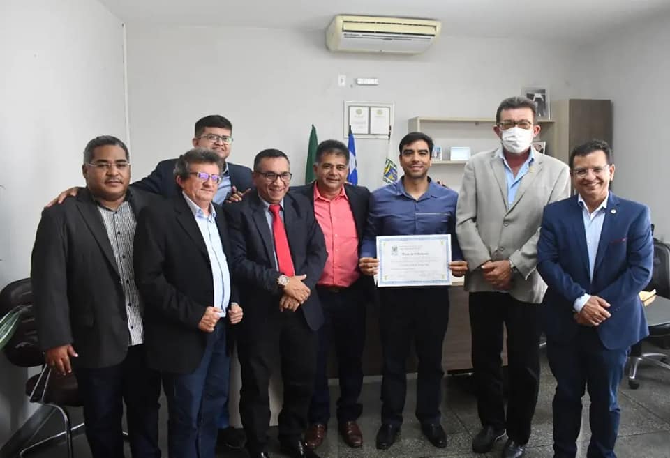 Médico Emanuel Luís de Messias Alves recebe o Título de Cidadania Parnaibana