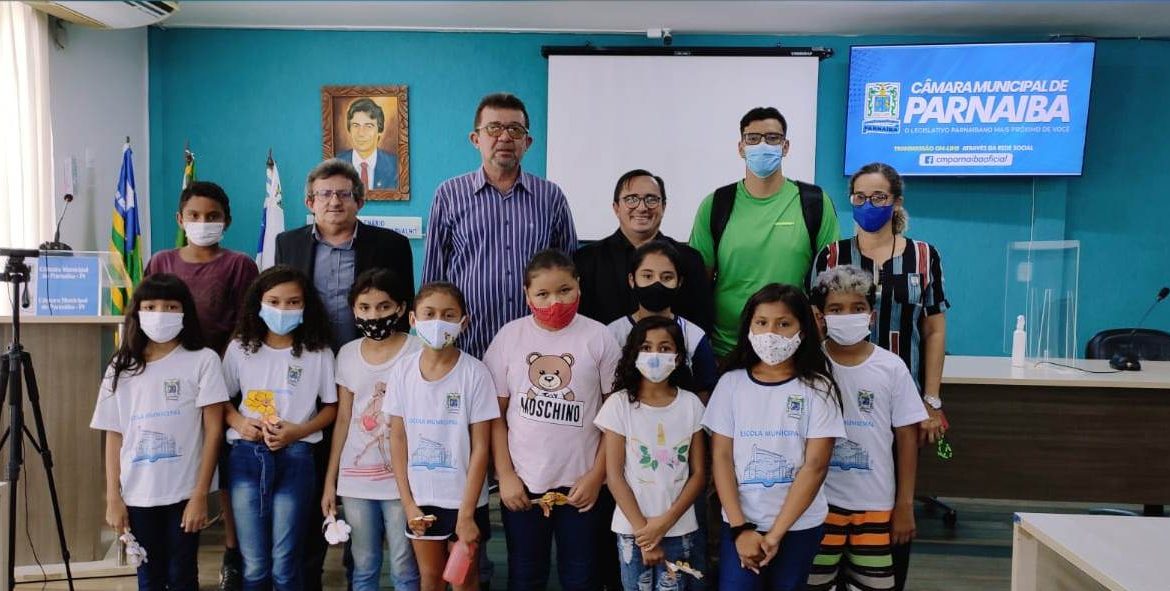 Crianças da E.M Professor João Campos realizam aula extracurricular na Câmara de Parnaíba