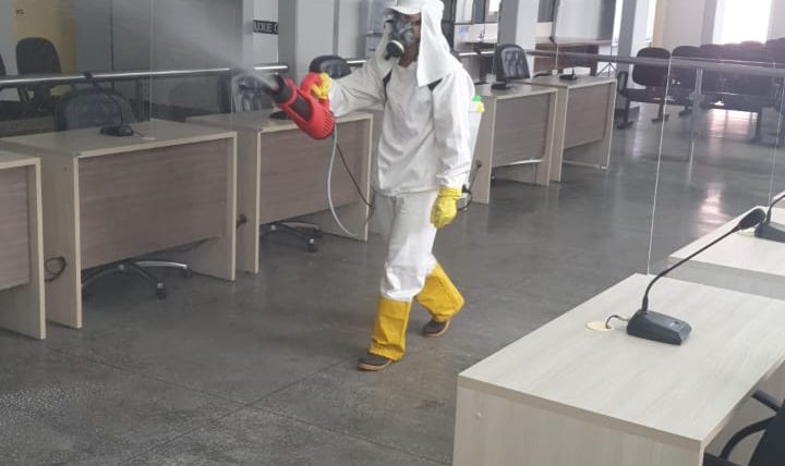 Prédio da Câmara de Parnaíba passa por sanitização para o retorno das sessões