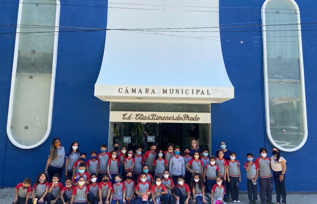 Alunos do Colégio Ícaro têm aula extracurricular em visita à Câmara