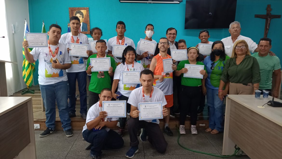Alunos atletas da Apae de Parnaíba são condecorados na Câmara