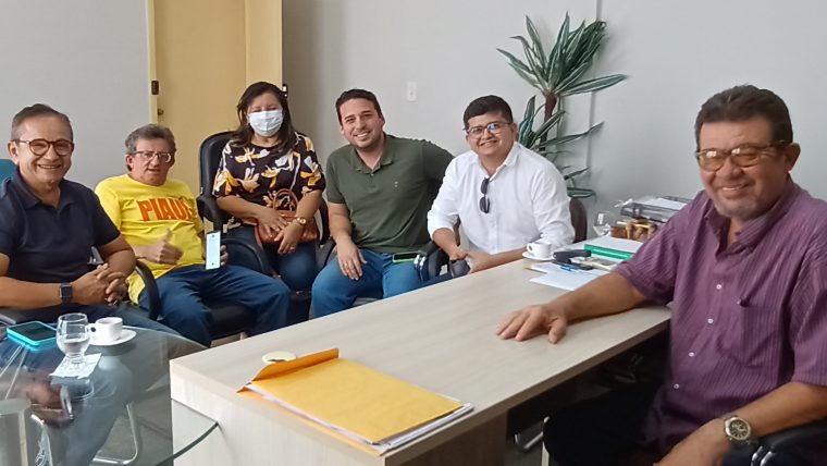Em Parnaíba, deputado Dr. Hélio visita presidente Carlson Pessoa