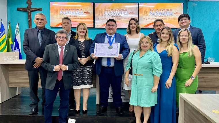 Câmara entrega Título de Cidadania e Medalha do Mérito Legislativo ao Professor Soares