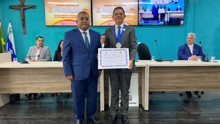 Câmara realiza homenagem e entrega Medalha do Mérito pelos 07 anos da UFDPar