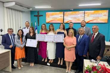 Câmara homenageia Clínica Assis Costa e condecora enfermeiras com Título de Cidadania