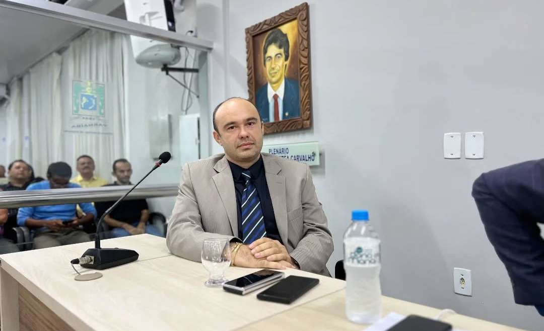 Thiciano Ribeiro toma posse na Câmara Municipal de Parnaíba durante a 23ª Sessão Ordinária de 2025