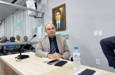 Thiciano Ribeiro toma posse na Câmara Municipal de Parnaíba durante a 23ª Sessão Ordinária de 2025