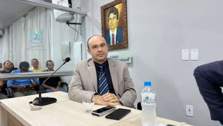 Thiciano Ribeiro toma posse na Câmara Municipal de Parnaíba durante a 23ª Sessão Ordinária de 2025