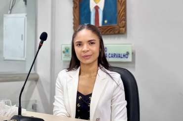 Câmara Municipal de Parnaíba empossa vereadora Samara do Estevão (PL)